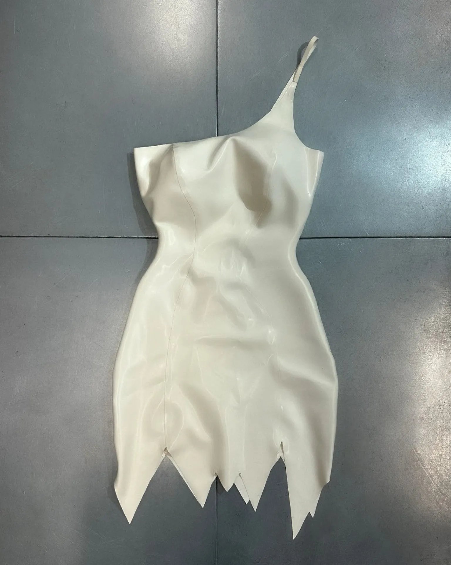 THE STONE AGE LATEX DRESS OFF WHITE<Poster Girl